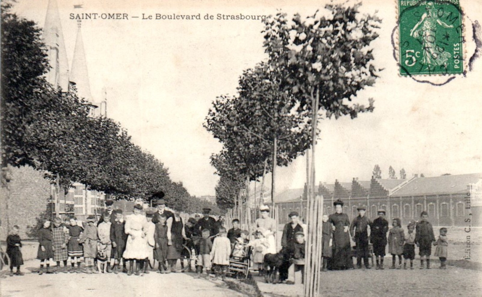 Sur la droite derrière les personnes qui posent pour la photo on voit les bâtiments du collège Saint Joseph. On voit aussi que les maisons sur le boulevard , n'étaient pas nombreuses. Mais on peut voir les deux tours des maisons qui se trouvent à l'entrée de la rue Victorien Sardou (actuelement)